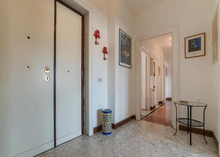 Guesthost - Roomy And Bright With Terrace Appartement Rome