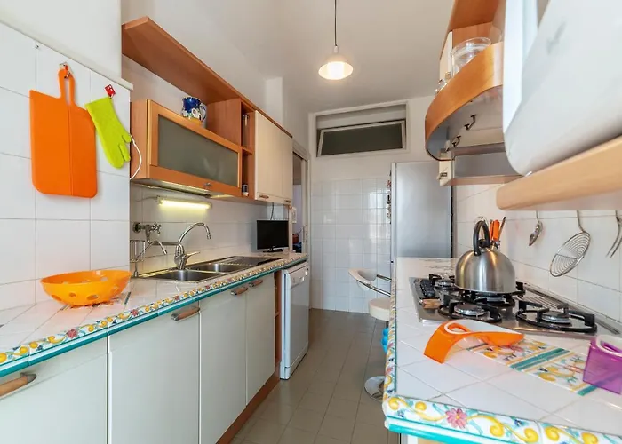 Guesthost - Roomy And Bright With Terrace *