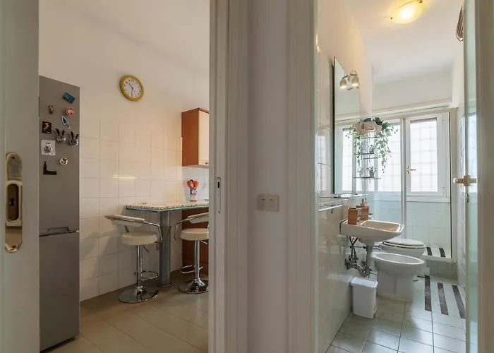 Guesthost - Roomy And Bright With Terrace Appartement Rome