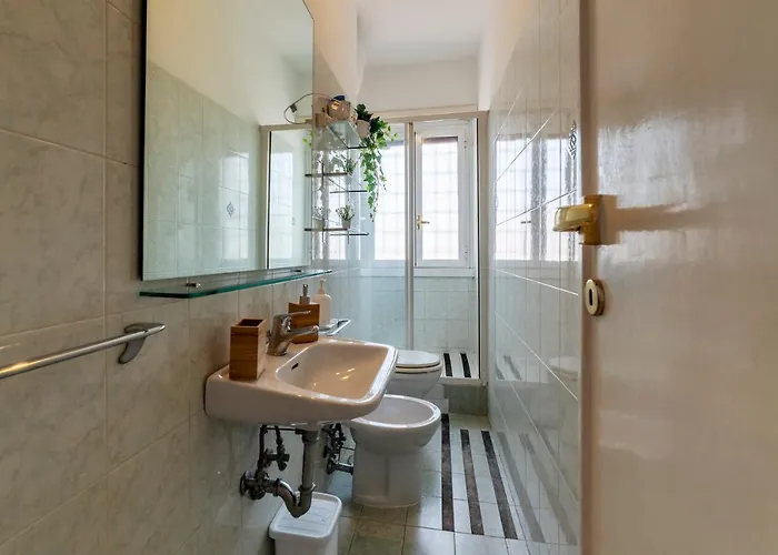 Guesthost - Roomy And Bright With Terrace Appartement Rome